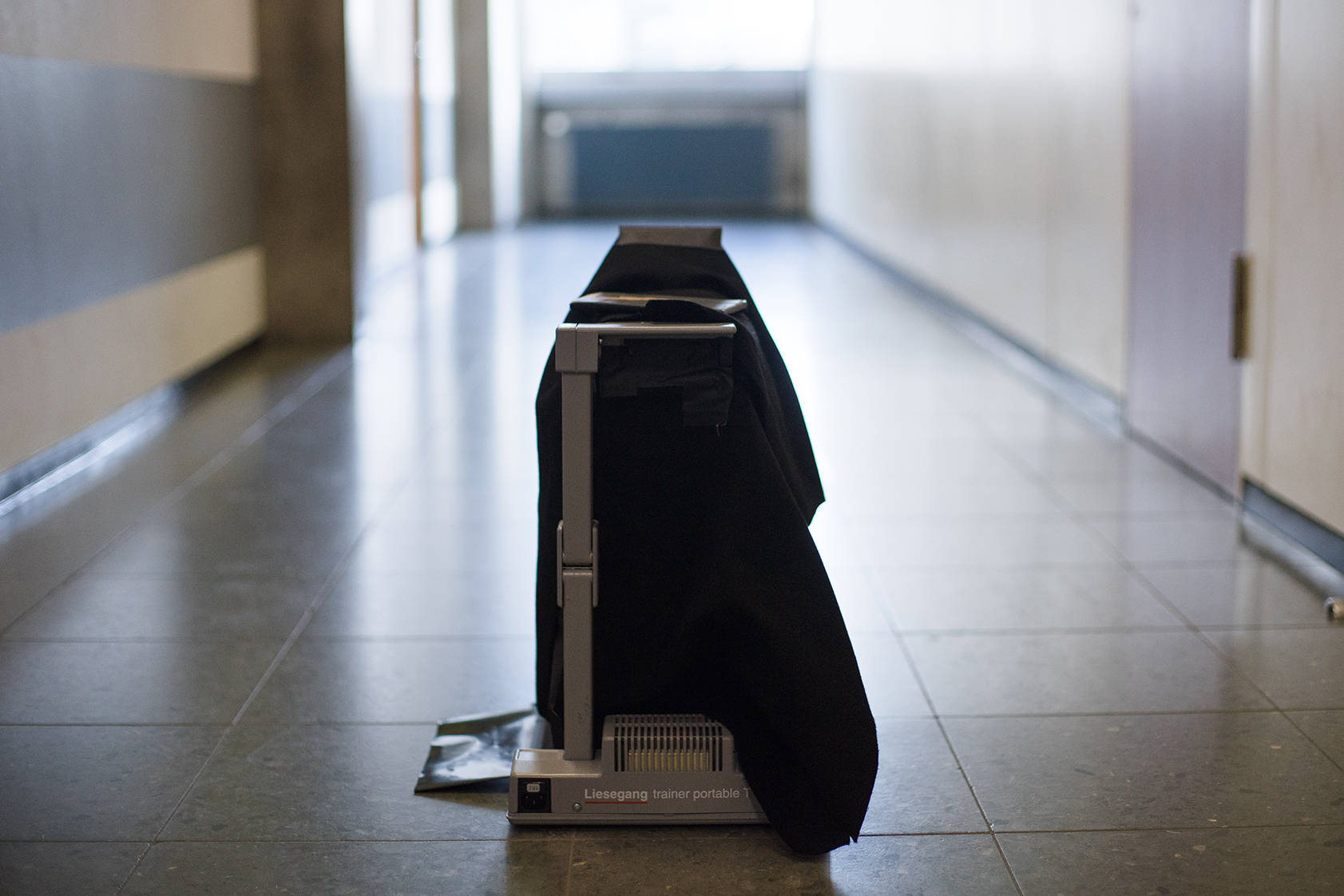 overheadprojector 'Liesegang trainer portable T' camera on the floor in hallway